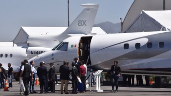 Los pasajeros que salen del