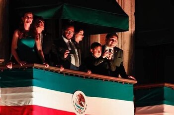 Los hijos de AMLO en uno de los balcones de Palacio Nacional. No fueron enfocados por las cámaras (Foto: Twitter @Ru2s)