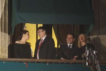 El canciller Marcelo Ebrard y el secretario de Hacienda Arturo Herrera, en compañía de sus esposas, también presenciaron el Grito de la Independencia desde un balcón (Foto: Twitter: @victorromeroi)