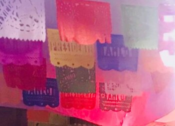 El festejo fue adornado con papel picado con las iniciales de AMLO (Foto: redes sociales)