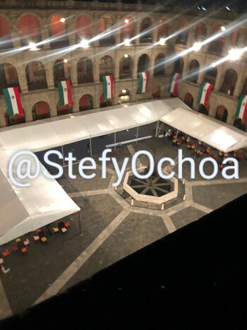 Los muebles colocados para los invitados a Palacio Nacional (Foto: Twitter @StefyOchoa)
