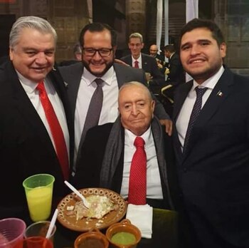Los hijos de AMLO con Fernando Coello Pedrero, abuelo de Manuel Velasco,, ex gobernador de Chiapas (Foto: Twitter)