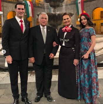 Miguel Torruco padre, secretario de Turismo, Miguel Torruco hijo, Gloria Garza y su esposa la conductora Chantal Torres (Foto: Instagram Gloria Garza)
