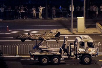 Un drone convencional chino siendo