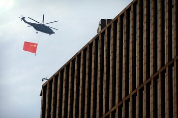 Un helicóptero lleva la bandera