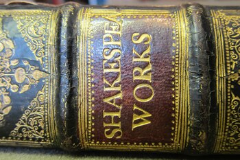 Esta copia anotada del primer