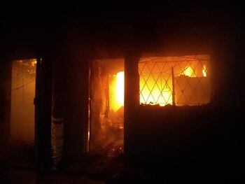 Las llamas destruyeron la dirección