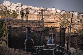 Soldados y niños israelíes jugando