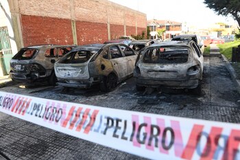 Así quedaron los autos incendiados