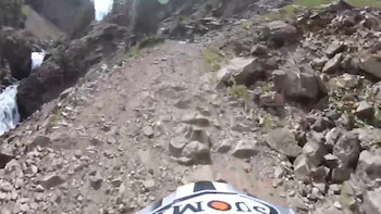 Un motociclista grabó el momento en que cayó por un acantilado en Colorado . (Foto: captura de pantalla)