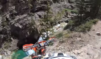 En la grabación se observó al hombre conducir por un estrecho camino lleno de rocas, hasta que un curva perdió el control del vehículo de dos ruedas . (Foto: captura de pantalla)