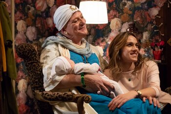 Marlene, con Victoria en brazos,