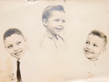 Mario Calderón junto a sus