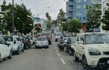 Las personas buscan refugio y