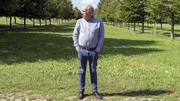 Alain Baraton camina entre dos filas de árboles de los jardines del palacio (Martin Barzilai/Bloomberg)