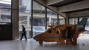 Un hombre pasa frente a