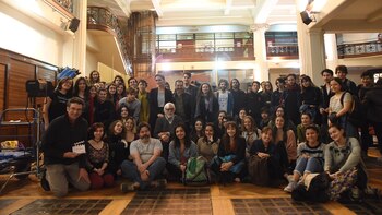 Héctor Olivera rodeado por los