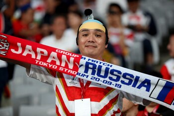 El público llegó al Tokio Stadium para ver la ceremonia de apertura y el partido inaugural entre Japón y Rusia (AP Photo/Eugene Hoshiko)