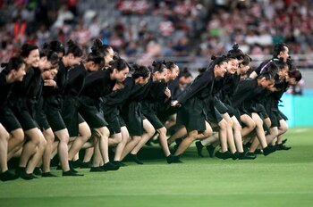 Centenares de personas participaron de la apertura de la Copa del Mundo de rugby (AP Photo/Jae Hong)