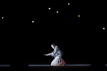 La ceremonia de apertura fue corta, pero dinámica y mostró la cultura de Japón (AP Photo/Eugene Hoshiko)