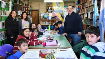 De pie: Nélida, Nadia y