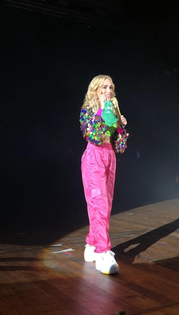 Lali Espósito con su pañuelo