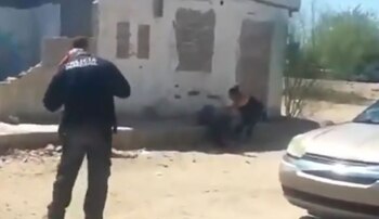 El policía frente a una