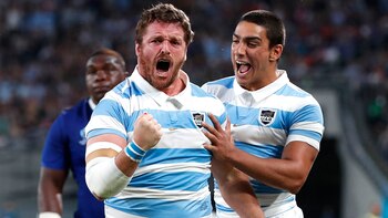 Montoya celebra junto a Carreras uno de los tries de los Los Pumas frente a Francia (REUTERS/Issei Kato)