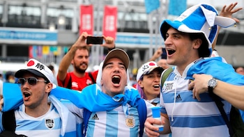 Los hinchas argentinos se acercaron en gran número hasta Tokio para ver el debut de Los Pumas en el Mundial de rugby (AP Photo/Christophe Ena)