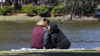 Una pareja a orillas del