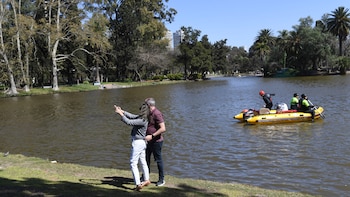 Una pareja sacándose una selfie