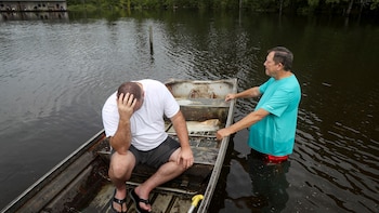 Un hombre se lamenta por