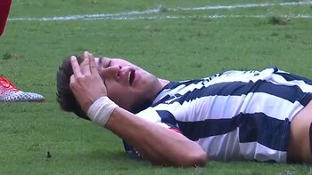 Montes quedó tumbado en el césped (Foto: Captura de pantalla de Twitter)