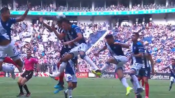 Montes chocó su cabeza con la de Perg (Foto: Captura de pantalla de Twitter)