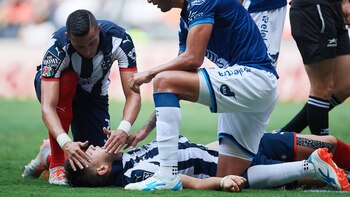 César Montes sufrió un muy duro golpe que lo noqueó (Foto: Twitter)