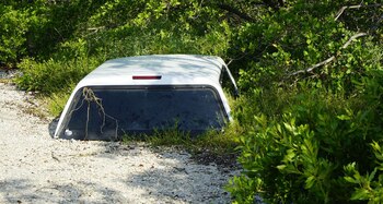 Un auto enterrado en la