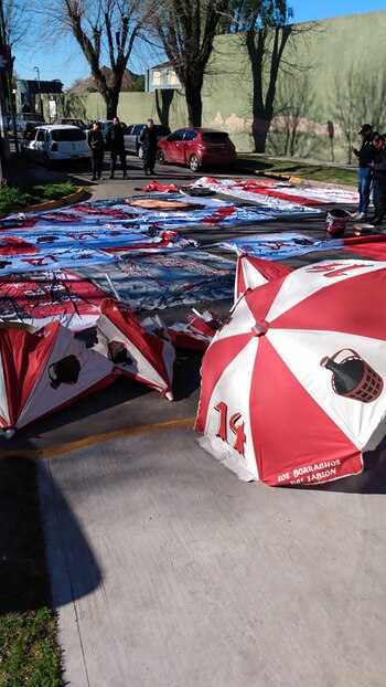 Banderas, telones gigantes y merchandising,