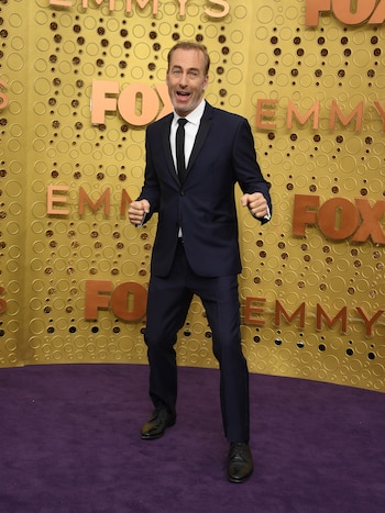 El actor Bob Odenkirk eligió un esmoquin azul con solapa negra y corbata slim a tono y camisa blanca. Completó su look con zapatos de cuero negros