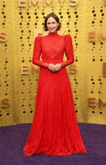 La actriz Vera Farmiga lució un vestido de encaje rojo con hombreras y cuello cisne firmado por Ryan Roche