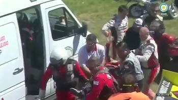 El momento en el que el corredor fue trasladado a la Clínica Modelo de Paraná