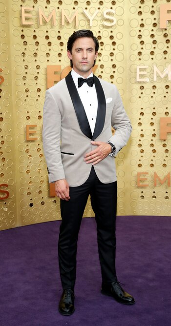 Milo Ventimiglia con look más vanguardista apostó a la combinación de colores. Saco beige con solapa negra, camisa blanca con botones negros, moño negro y pantalón negro. Completó el look con zapatos acharolados acordonados negros