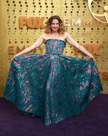 Anna Chlumsky lució un vestido strapless estampado con corte en la cintura y optó por no usar accesorios ni joyas, ya que la atracción estaba en su vestido