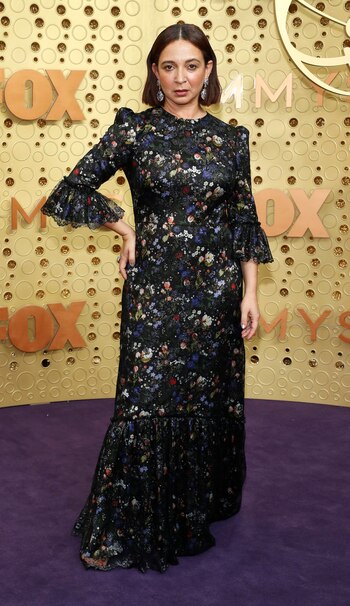 Maya Rudolph optó por un look estampado floreado con mangas 3/4 y cuello cerrado. Completó su estilismo con maxi aros plateados