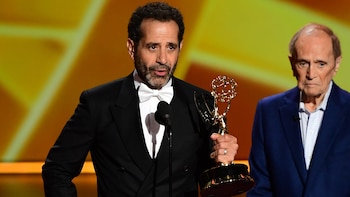 Tony Shalhoub acepta el premio