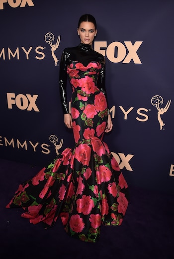 La top model Kendall Jenner posó en la alfombra violeta y lució un vestido sirena con estampa floral en tafetán combinado con cuello polera en charol de Richard Quinn
