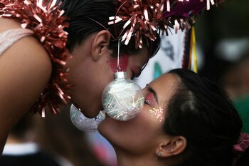 Chicas besándose durante la marcha.