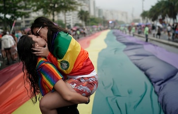 Dos mujeres besándose durante el