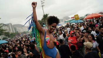 Una mujer baila durante el