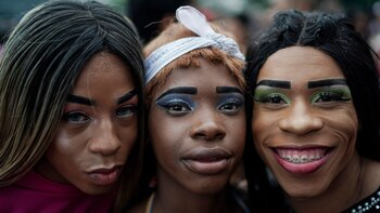 Una mujeres trans posan para