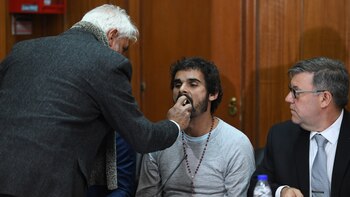 Silvoso recibe un medicamento de un familiar. A su derecha, su defensor, Víctor Varone.